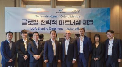 테크메이트코리아대부와 영국 투자자문사 옥스포드 메트리카가 서울 잠실 롯데 시그니엘에서 협력합의서를 체결한 후 기념촬영을 하고 있다. 테크메이트