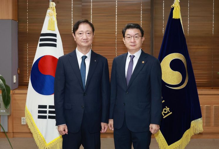 이억원 금융위원장(오른쪽)과 이찬진 금융감독원장이 29일 오전 서울 세종로 정부서울청사 금융위원장 접견실에서 긴급회동을 열고 금융소비자보호 기능 강화 등을 다짐했다. 금융위 사진제공