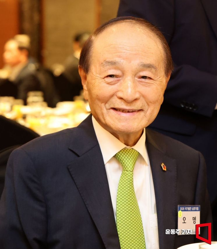 Myung Oh, Standing Chairman of the National Elders Council, is being interviewed by Asia Economy. Photo by Dongju Yoon