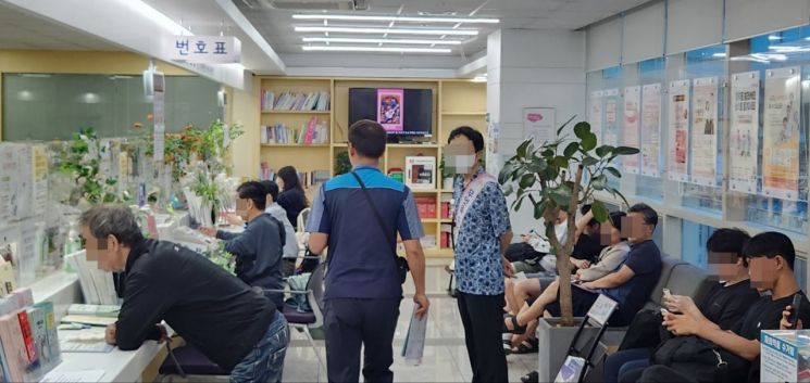 29일 서울 마포구 대흥동주민센터에서 시민들이 대기하고 있다. 변선진 기자