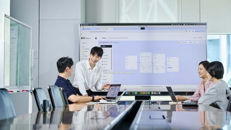 SK텔레콤은 SK AX와 공동 개발한 업무용 인공지능(AI) 에이전트 '에이닷 비즈(A. Biz)'를 올해 말까지 SK그룹 25개 계열사로 확대 적용한다고 29일 밝혔다. SKT 구성원들이 에이닷 비즈를 활용해 업무하고 있다. SK텔레콤 제공