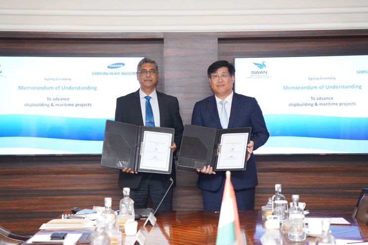 남궁금성 삼성중공업 생산지원본부장(오른쪽)과 비핀 쿠마 삭세나(Vipin Kumar Saxena) 인도 스완 조선소 CEO가 MOU 기념 사진을 촬영하고 있다. 삼성중공업 제공
