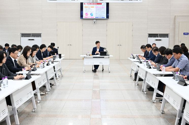 이민근 안산시장이 추석 연휴를 앞두고 종합대책 수립을 위한 회의를 주재하고 있다. 안산시 제공