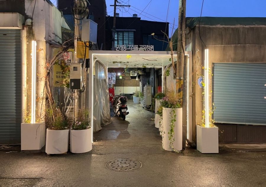 从上方俯瞰堆积在门来洞工厂内的钢筋景象（左），以及首尔永登浦区门来洞Greenpole胡同花园。 Getty Images Bank提供，永登浦区供图