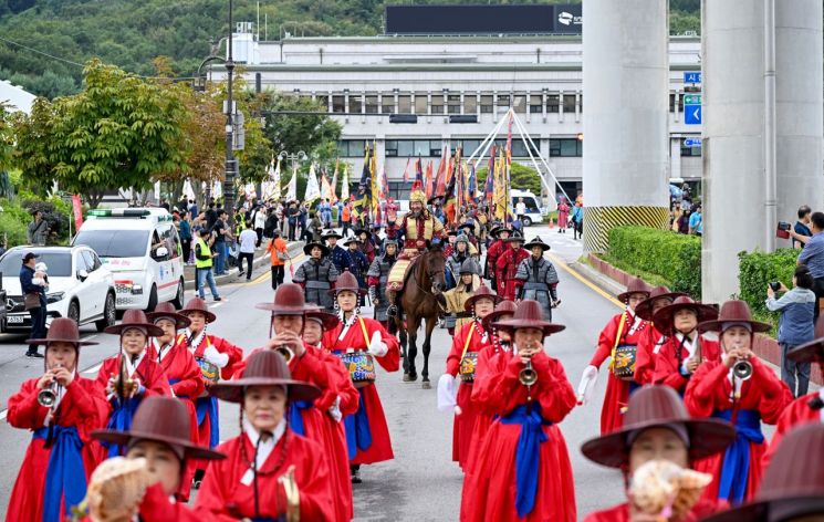 지난 28일 열린 '제40회 회룡문화제'의 대표 프로그램인 '태조태종 의정부행차' 모습. 의정부시 제공