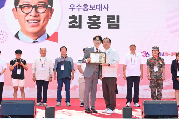 이현재 하남시장이 지난 26일 '2025 하남시민의 날 기념식 및 체육대회'와 '2025 하남이성산성문화제'에 참석해 우수홍보대사 시상식을 진행하고 있다. 하남시 제공