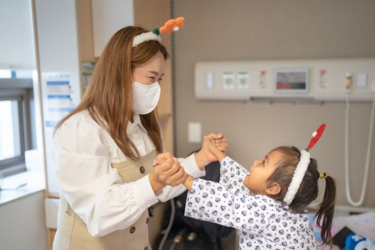 구세군 홍보대사 개그우먼 이희경이 캄보디아 심장병 환아 아동의 병실을 방문했다. 구세군