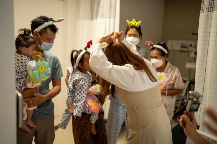 구세군 홍보대사 개그우먼 이희경이 캄보디아 심장병 환아 아동의 병실을 방문했다. 구세군