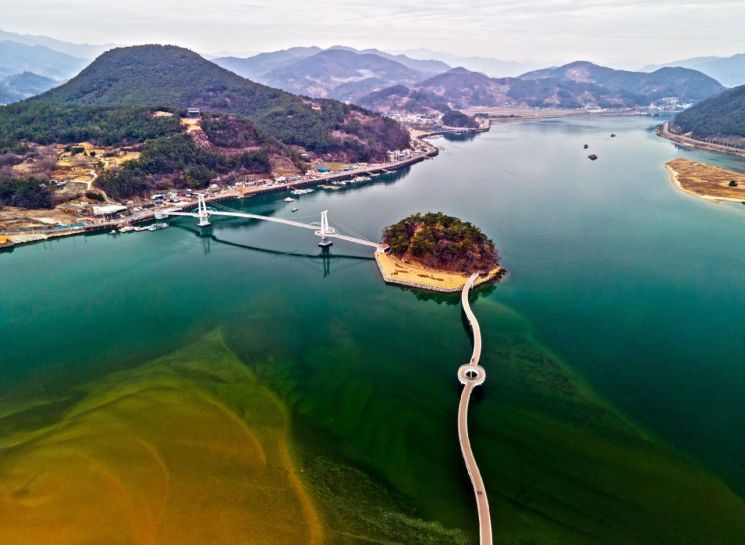 광양 망덕포구와 배알도 섬 정원 일대 전경.