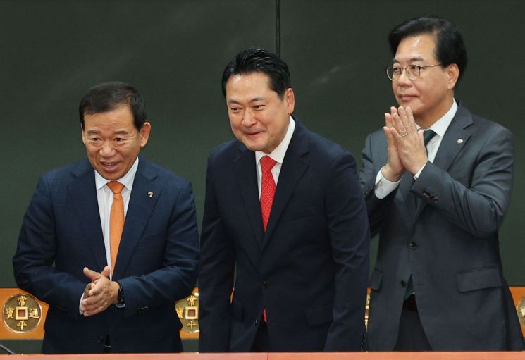 장동혁 국민의힘 대표(가운데)가 29일 서울 여의도 한국금융투자협회에서 열린 국민의힘 자본시장 현장 간담회에서 참석자들과 함께 기념촬영을 위해 자리하고 있다. 연합뉴스
