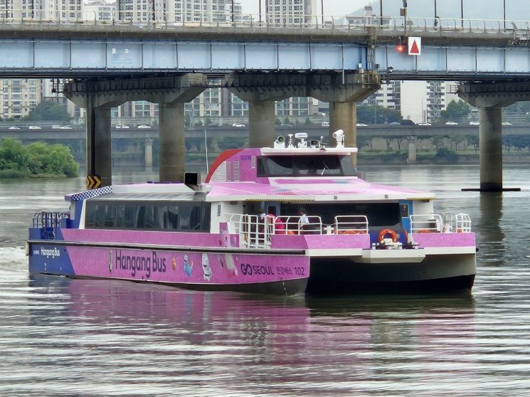 지난해 9월17일 취항식에서 한강으로 들어오는 한강버스. 윤동주 기자