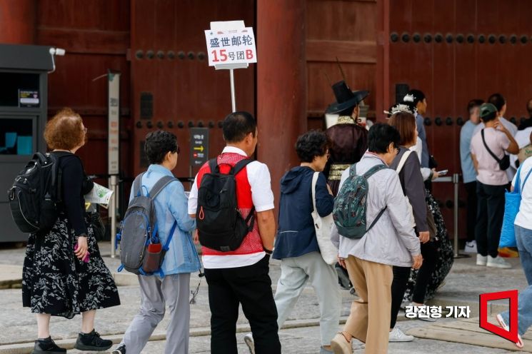 서울 종로구 경복궁에서 중국인 단체 관광객 인솔자가 길을 안내하고 있다. 강진형 기자