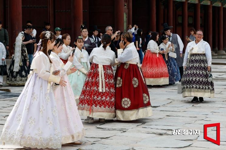 "서울 가서 놀면 돼" 예약 폭등…일본은 '순위 밖' 밀려, 발길 돌린 中관광객