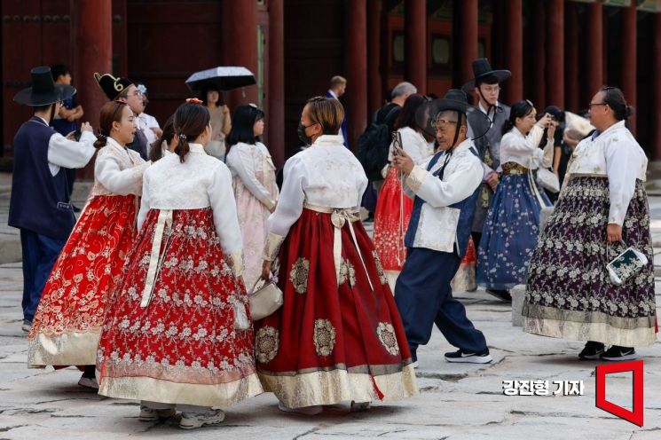 4대 궁·종묘 관람객 1700만 첫 돌파…외국인이 '34%'