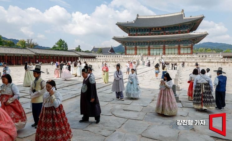 서울 종로구 경복궁을 찾은 관광객들. 강진형 기자