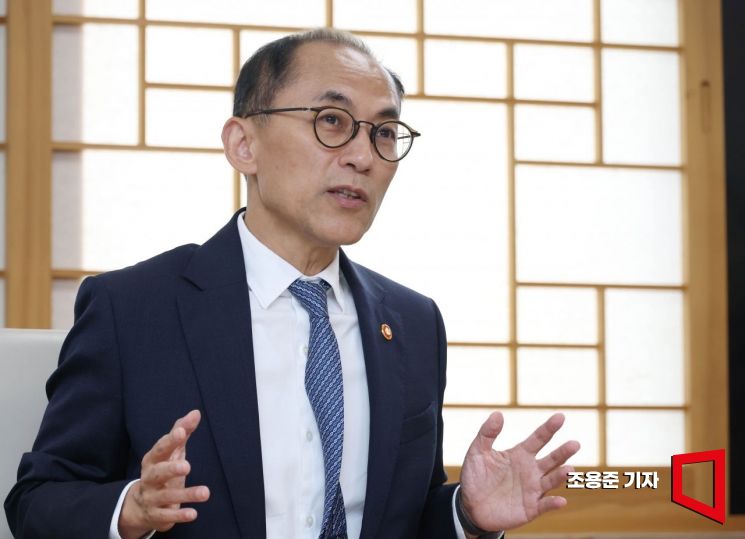 고학수 개인정보보호위원장이 서울 종로구 정부서울청사 사무실에서 아시아경제와 인터뷰 하고 있다. 조용준 기자