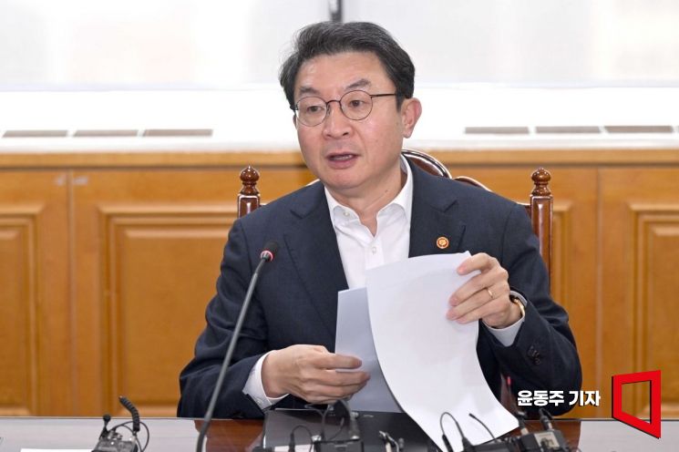 이억원 금융위원장이 지난달 29일 서울 중구 은행회관에서 열린 은행장 간담회에 참석해 모두발언을 하고 있다. 윤동주 기자