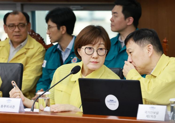 김현지 대통령실 총무비서관(왼쪽)과 임웅순 국가안보실 안보2차장이 지난달 21일 서울 용산 대통령실 청사에서 열린 8차  수석·보좌관 회의에 참석해 논의하고 있다. 연합뉴스