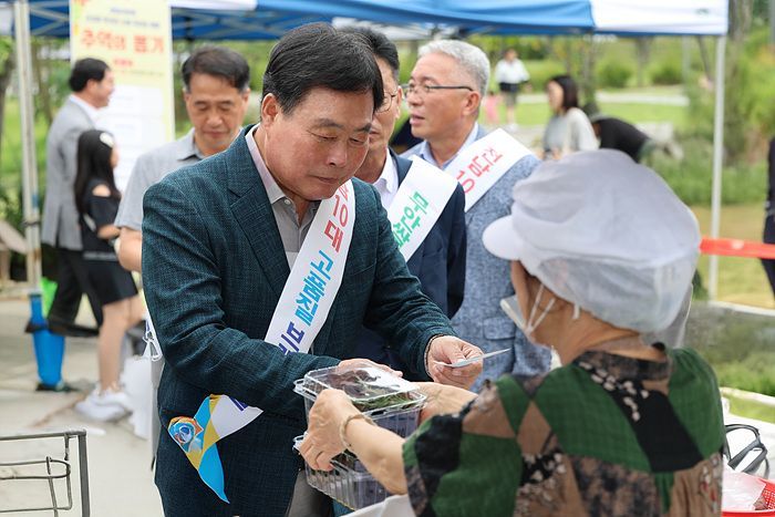 로컬푸드 장터서 황토랑쌀 홍보에 직접 나선 김산 군수. 무안군 제공