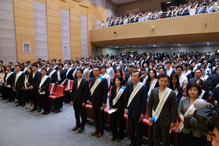금융감독원 직원들이 29일 오후 서울 영등포구 여의도 금감원 본원에서 '전(全) 임직원 금융소비자보호 강화 결의대회'를 열었다. 금감원 사진제공