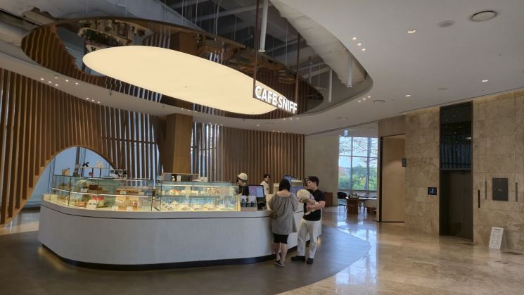 '키녹'의 반려동물 친화 베이커리 카페 및 레스토랑 '카페 스니프' 쇼케이스 전경.[사진=구은모 기자]