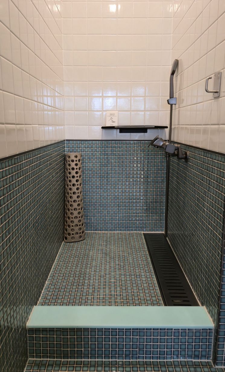 '키녹' 객실 내 반려동물 전용 샤워장.[사진=구은모 기자]