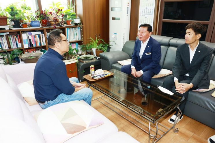 화순군의회가 29일 추석 명절을 맞아 화순요양원을 방문해 위문품을 전달하고 시설 운영 현황과 애로사항을 청취하고 있다. 화순군의회 제공