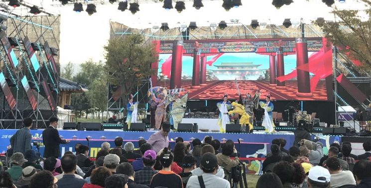 나주시가 ‘2025 나주영산강축제’에 중국 태주시 문화공연 대표단을 초청해 문화공연 프로그램을 선보인다. 사진은 중국 태주시 문화공연 대표단 공연 모습. 나주시 제공