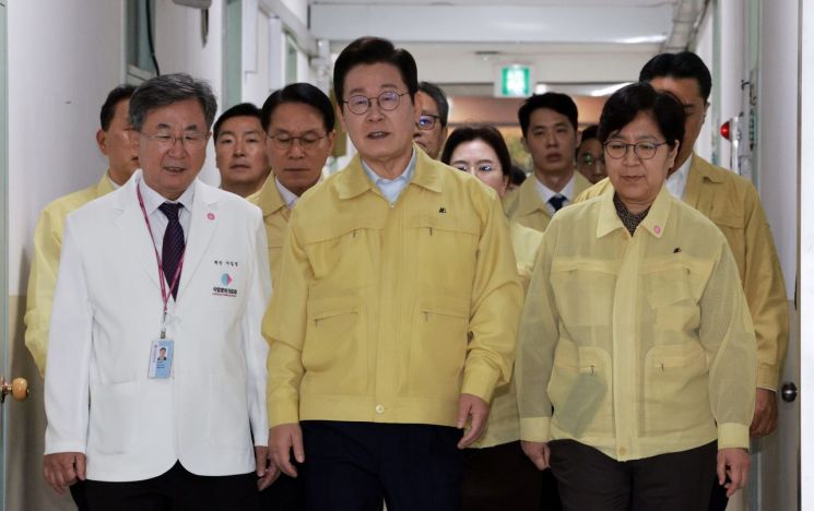 이재명 대통령이 29일 추석 연휴를 앞두고 서울 중구 국립중앙의료원을 방문해 간담회장으로 이동하고 있다. 연합뉴스