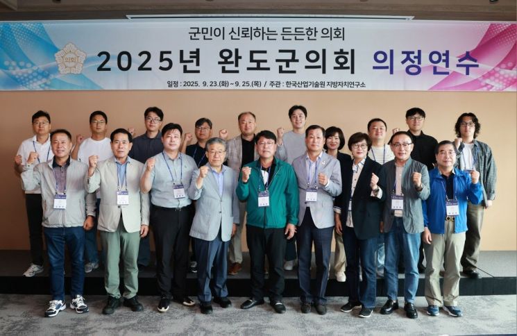 완도군의회는 대구 수성구의회를 방문해 정기 교류 행사를 개최하고, 가뭄으로 피해를 겪는 강릉시에 생수를 전달했다. 완도군의회 제공