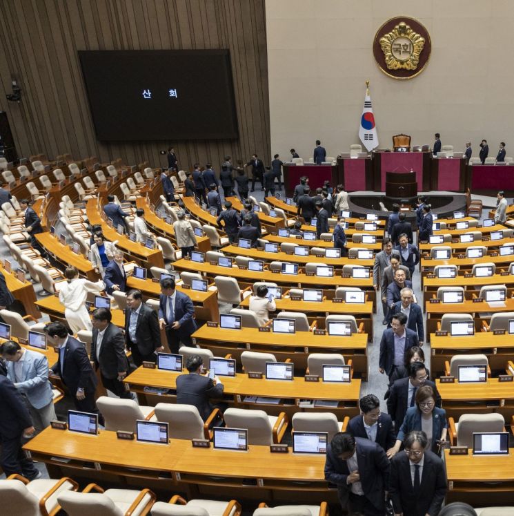 29일 더불어민주당을 중심으로한 의원들이 4박 5일간의 필리버스터(무제한 토론)을 거쳐 5개의 법안 처리를 끝낸 뒤 본회의장을 떠나고 있다. 연합뉴스