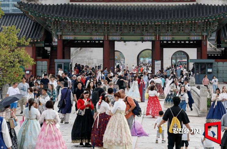 중국인 단체관광객에 대한 무비자 입국이 시행된 29일 서울 경복궁이 외국인 관광객들로 붐비고 있다. 2025.9.29 강진형 기자