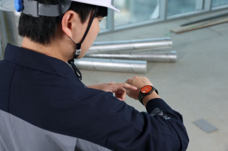 삼성전자 모델이 '스마트싱스 프로 안전 관리 솔루션'이 적용된 '갤럭시 워치' 알림을 확인하고 있다. 삼성전자