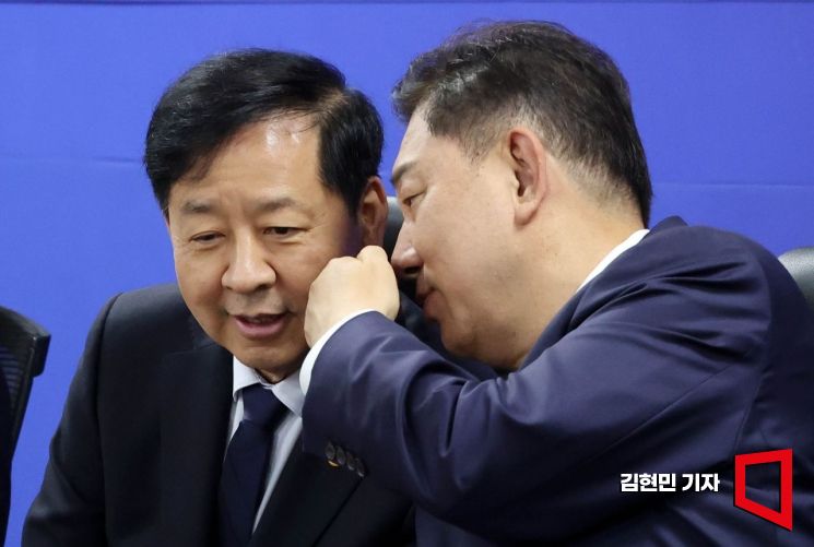 30일 국회 의원회관에서 열린 경제형벌 민사책임 합리화TF 당정협의에서 김병기 더불어민주당 원내대표와 구윤철 부총리 겸 기획재정부 장관 대화하고 있다. 김현민 기자