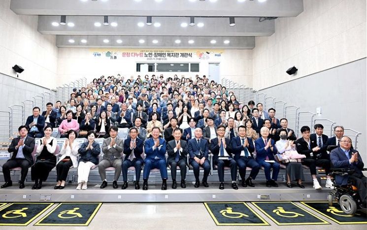 김경일  파주시장 등 참석자들이 지난 29일 운정 다누림 노인·장애인복지관 개관식에서 기념촬영을 하고 있다. 파주시 제공