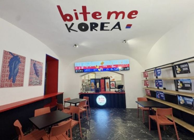 욱일기 인테리어로 논란이 됐던 루마니아 한식당의 수리 후 모습. 서경덕 페이스북