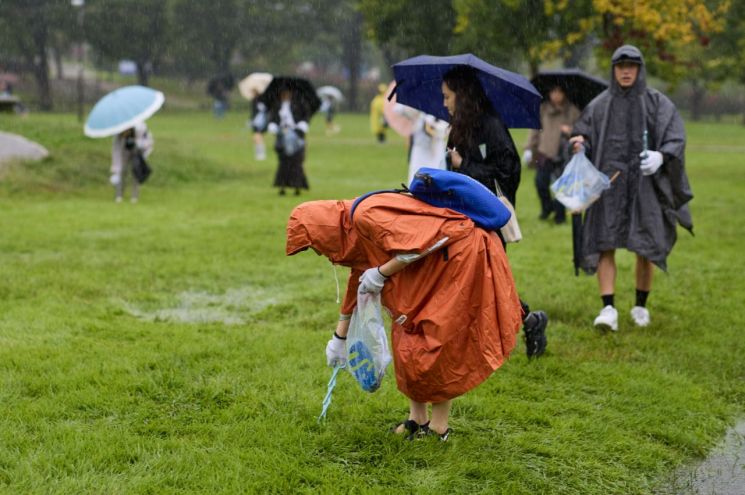 ‘2025 여의도 플로깅 데이’ 참가자들이 불꽃축제 다음날 현장에서 버려진 쓰레기들을 줍고 있다. 월드비전