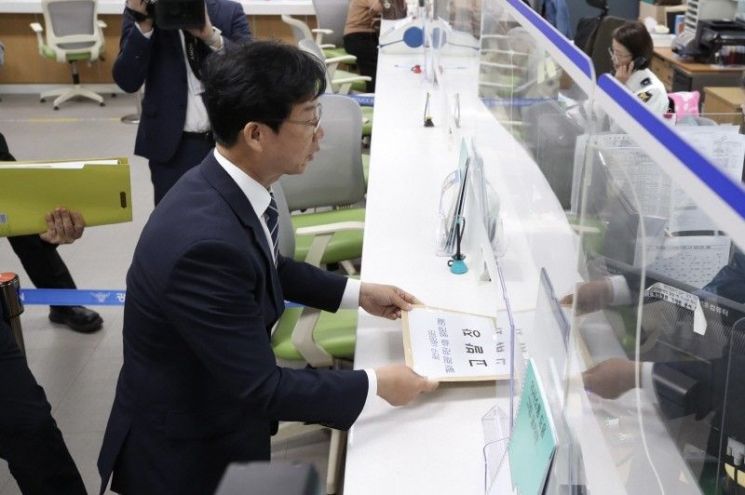 지난 2023년 고발장 제출하는 박병규 광주 광산구청장. 연합뉴스