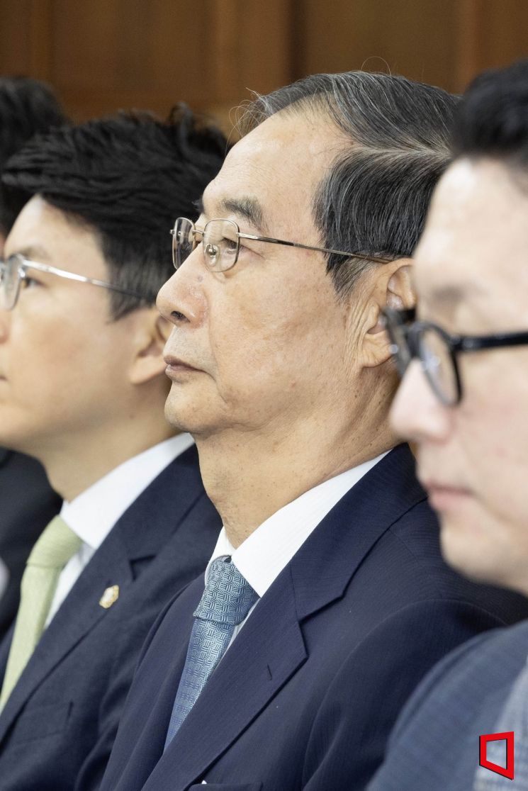 '내란방조 혐의'로 특검에 기소된 한덕수 전 국무총리가 30일 오전 서울 서초동 중앙지법에서 열린 첫 재판에 참석하고 있다. 2025.9.30 사진공동취재단