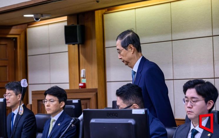 한덕수 전 국무총리가 30일 서울 서초구 서울중앙지법에서 열린 내란 우두머리 방조 및 위증 등 혐의 재판에 피고인으로 출석하고 있다.2025.9.30 사진공동취재단