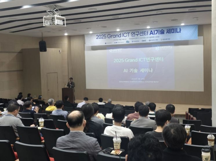 배유석 Grand-ICT 연구센터장이 ‘AI 기반 AX 전환’을 주제로 강의를 진행하고 있다. 한국공학대학교