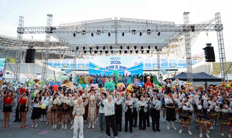 용인미르스타디움에서 열린 '대한민국 조아용 페스티벌'에서 용인시 공식 캐릭터인 '조아용' 등 다양한 캐릭터가 시민들과 함께 퍼레이드를 벌이고 있다. 용인시 제공