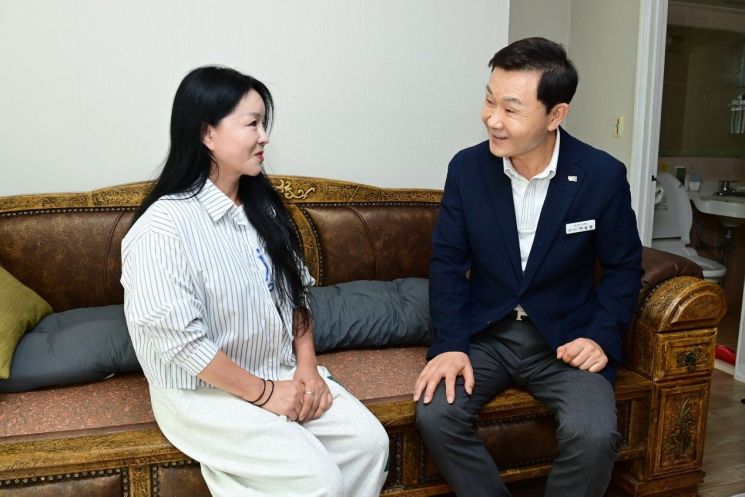 이남철 고령군수가 추석 맞아 결연가구를 방문하고 있다. 고령군 제공