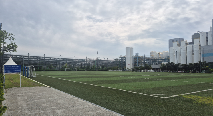 SK하이닉스가 이천시에 닥터헬기 인계점으로 제공하는 이천 본사 축구장 전경. 이천시 제공
