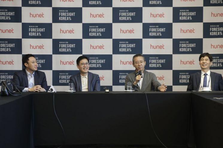 On the 30th, at the Grand Intercontinental Seoul Parnas in Gangnam-gu, Seoul, Kim Jusoo, Director of the Hunet L&D Research Institute (from left), Jo Youngtak, CEO of Hunet, Kwon Youngsoo, former Vice Chairman of LG Energy Solution, and Kim Sejik, Emeritus Professor of Economics at Seoul National University, held a press conference during the "Hunet CEO Forum - Foresight Korea 2026." Hunet