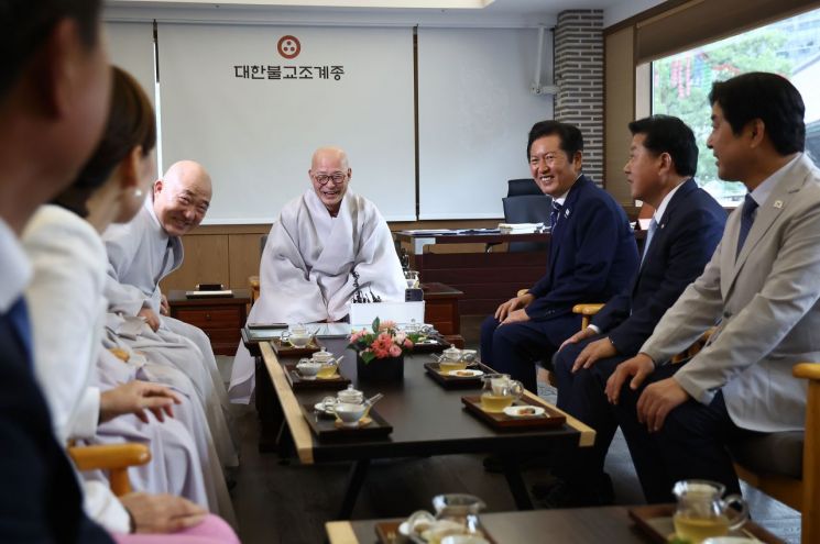 더불어민주당 정청래 대표가 8월 11일 서울 조계사에서 조계종 총무원장 진우스님을 예방해 환담을 나누고 있다. 연합뉴스