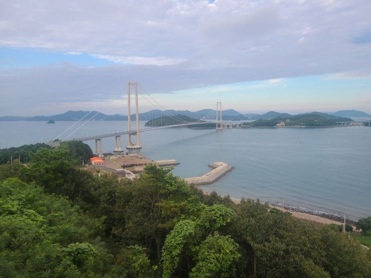 고흥군 영남면에서 바라본 팔영대교. 교량 인근에 스마트복합쉼터가 조성됐지만, 이용객은 드문 상황이다. 김재승 기자