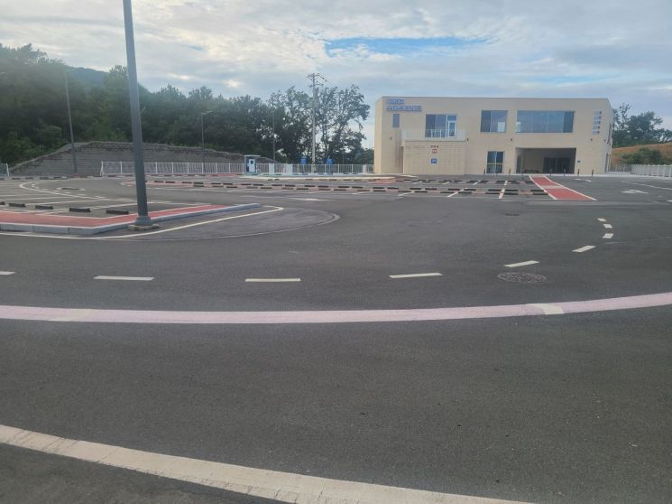 지난 27일 촬영한 팔영대교 스마트복합쉼터 주차장. 김재승 기자