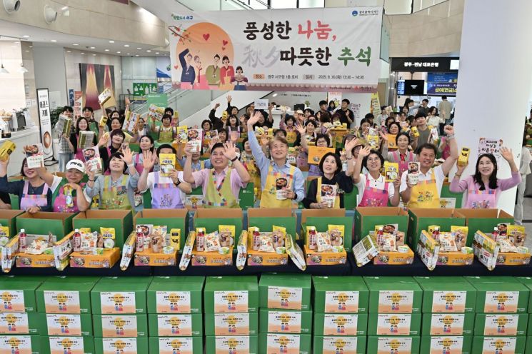 김이강 광주 서구청장이 30일 서구청 1층 로비에서 열린 서구아너스 후원 '이온 온(on) 데이 돌봄키트 제작'에서 후원금 전달식을 가진 후 참석자들과 기념촬영을 하고 있다. 광주 서구 제공