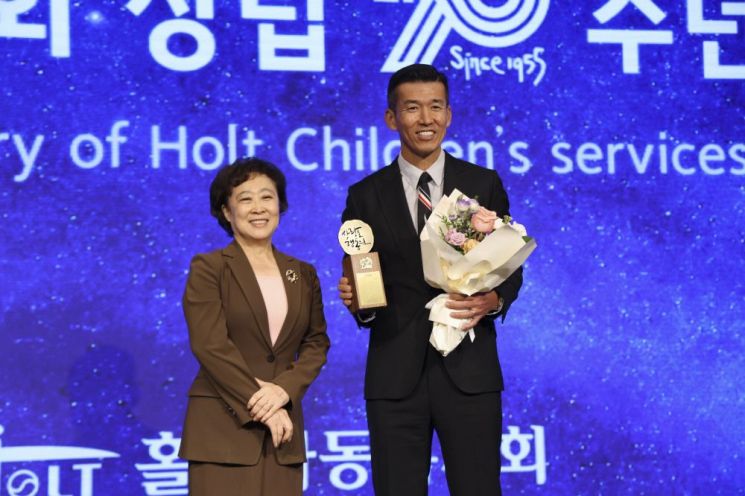 감사패를 수상한 션 홍보대사가 신미숙 홀트아동복지회장과 기념촬영을 하고 있다. 홀트아동복지회